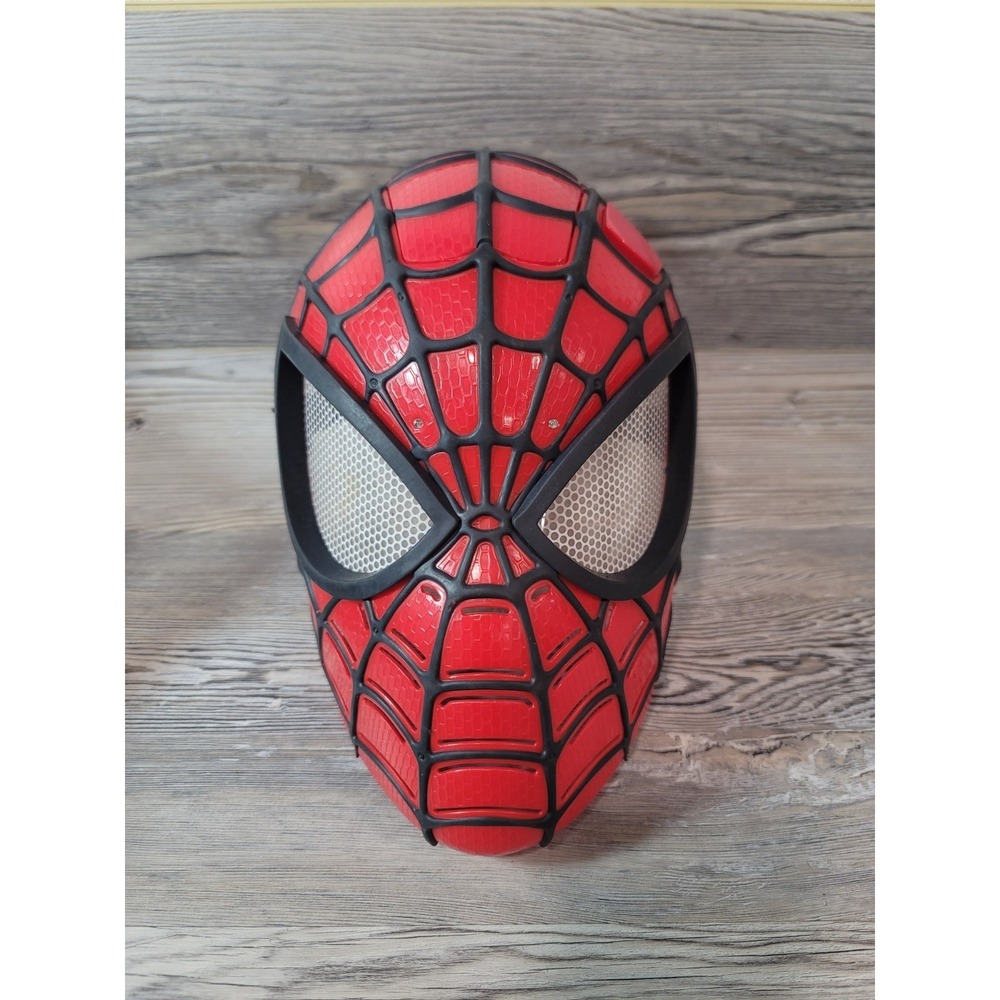 Hasbro Spiderman Mask Light Up Plastic Adjustable Strap Red Marvel Hero Costume